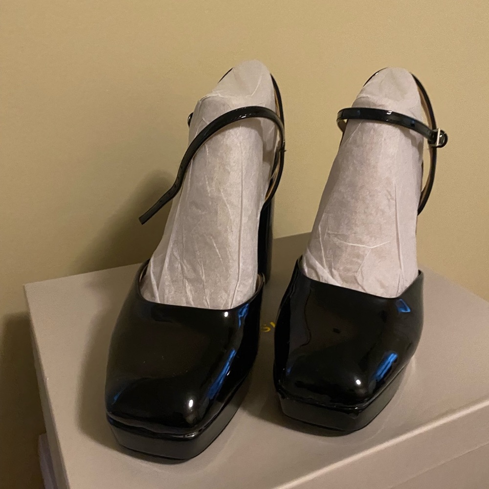 Only worn once. Size 8. Marc Fisher